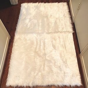Reseller’s Backdrop-White Luxury Faux Husky Fur